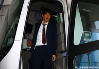 バスから降りる金崎 夢生（鹿島）。開幕直前にチームに帰還【明治安田Ｊ１ 1st 第1節 Ｇ大阪vs鹿島】