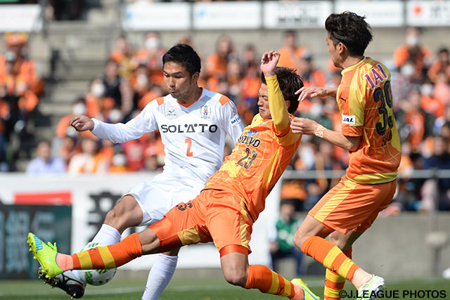 浦田 延尚（愛媛）にタックルを仕掛ける北川 航也（清水）【明治安田Ｊ２ 第1節 清水vs愛媛】