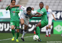 強引に突破する都倉 賢（札幌）【明治安田Ｊ２ 第1節 東京Ｖvs札幌】