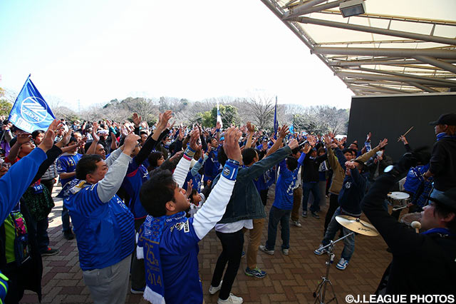試合前から士気が上がる町田のファン・サポーター【明治安田Ｊ２ 第1節 町田vsＣ大阪】
