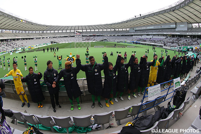 ホームでの開幕戦を制し、ゴール裏のファン・サポーターと勝利を喜ぶ東京Ｖの選手たち【明治安田Ｊ２ 第1節 東京Ｖvs札幌】