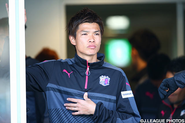 ピッチを見つめる扇原 貴宏（C大阪）。正確な左足はチームの切り札となるはず【明治安田Ｊ２ 第1節 町田vsＣ大阪】