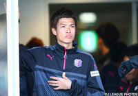 ピッチを見つめる扇原 貴宏（C大阪）。正確な左足はチームの切り札となるはず【明治安田Ｊ２ 第1節 町田vsＣ大阪】