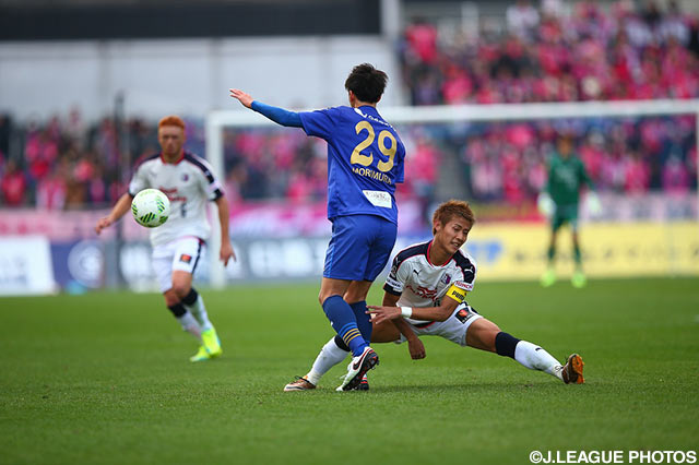 相手と競り合う柿谷 曜一朗（Ｃ大阪）。ボール際の争いは必然的に激しくなる【明治安田Ｊ２ 第1節 町田vsＣ大阪】