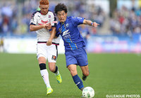 ソウザ（Ｃ大阪）のタイトなマークを受ける鈴木 孝司（町田）【明治安田Ｊ２ 第1節 町田vsＣ大阪】