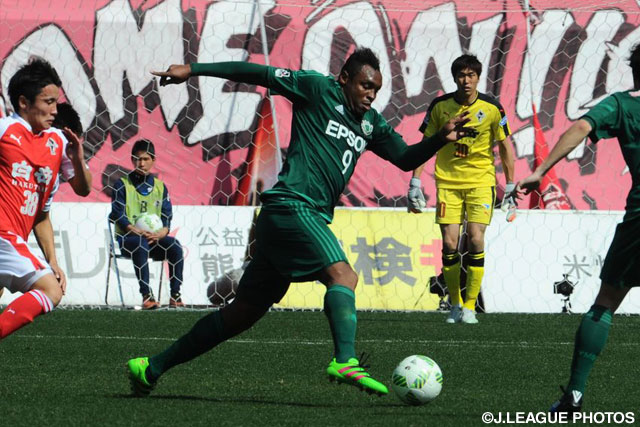 積極的にゴールへ迫ったオビナ（松本）【明治安田Ｊ２ 第1節 熊本vs松本】