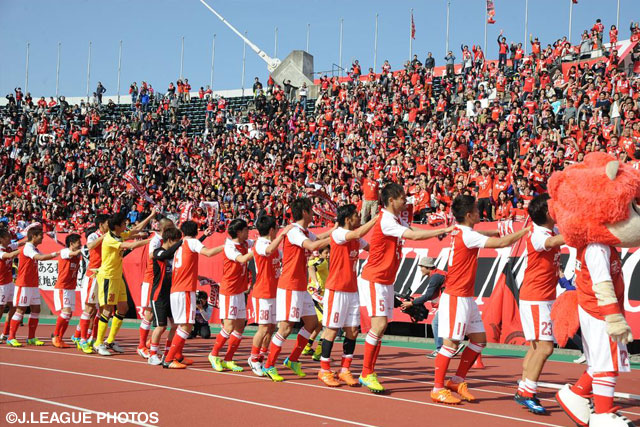 ホームでの開幕戦を完封で飾りファン・サポーターと勝利の喜びを分かち合う熊本の選手たち