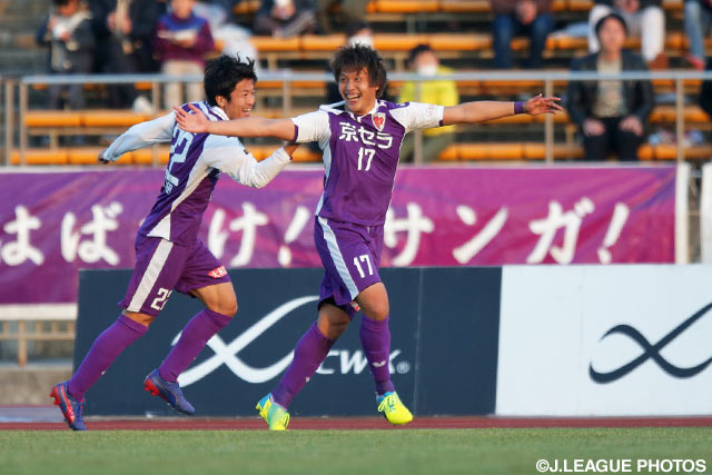 先制点となる鮮やかなボレーシュートを突き刺した有田 光希（京都）【明治安田Ｊ２ 第1節 京都vs水戸】