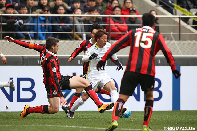 相手守備陣からタイトなプレッシャーを受けた浅野 拓磨（広島）【ＡＣＬ GS MD2 FCソウルvs広島】