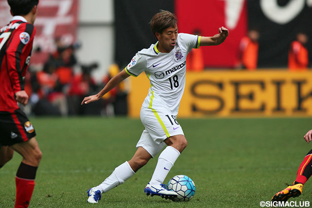 苦境を打開すべくドリブル突破を狙う柏 好文（広島）【ＡＣＬ GS MD2 FCソウルvs広島】