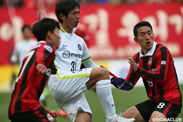 試合終盤に攻撃参加し、シュートを放った塩谷 司（広島）【ＡＣＬ GS MD2 FCソウルvs広島】