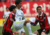 試合終盤に攻撃参加し、シュートを放った塩谷 司（広島）【ＡＣＬ GS MD2 FCソウルvs広島】