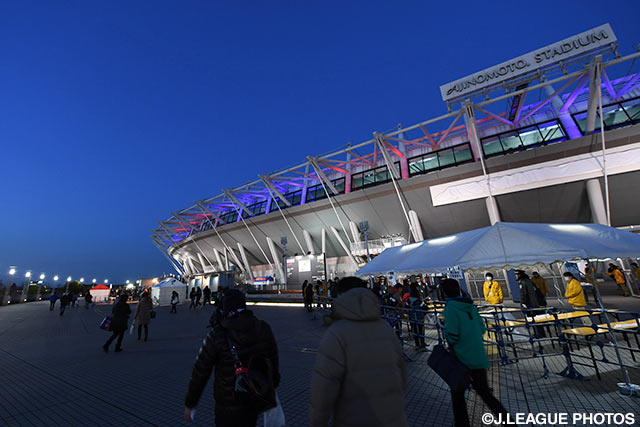 FC東京のクラブカラーにライトアップされたスタジアムへ続々と集結するファン・サポーター【ＡＣＬ GS MD2 FC東京vsビンズオン】