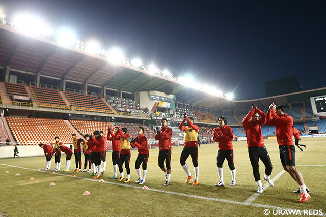 試合前にサポーターに挨拶を行う浦和の選手たち【ＡＣＬ GS MD2 浦項vs浦和】