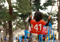 ブランコで遊ぶ大宮ファンの女の子【明治安田Ｊ１ 1st 第2節 大宮vs柏】