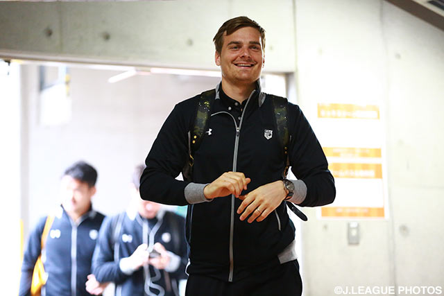 笑顔で会場入りするネイツ ペチュニク（大宮）【明治安田Ｊ１ 1st 第2節 大宮vs柏】