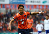 味方に指示を出す家長 昭博（大宮）【明治安田Ｊ１ 1st 第2節 大宮vs柏】