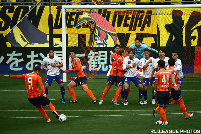 FKを放つネイツ ペチュニク（大宮）【明治安田Ｊ１ 1st 第2節 大宮vs柏】