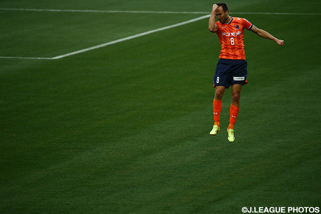 得点後、ドラガン ムルジャ（大宮）は飛びあがってガッツポーズ!!【明治安田Ｊ１ 1st 第2節 大宮vs柏】
