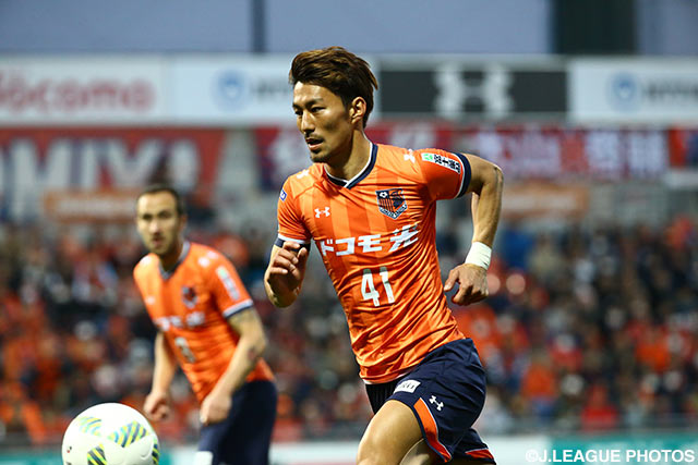 ドリブルでボールを運ぶ家長 昭博（大宮）【明治安田Ｊ１ 1st 第2節 大宮vs柏】