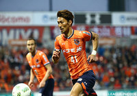 ドリブルでボールを運ぶ家長 昭博（大宮）【明治安田Ｊ１ 1st 第2節 大宮vs柏】