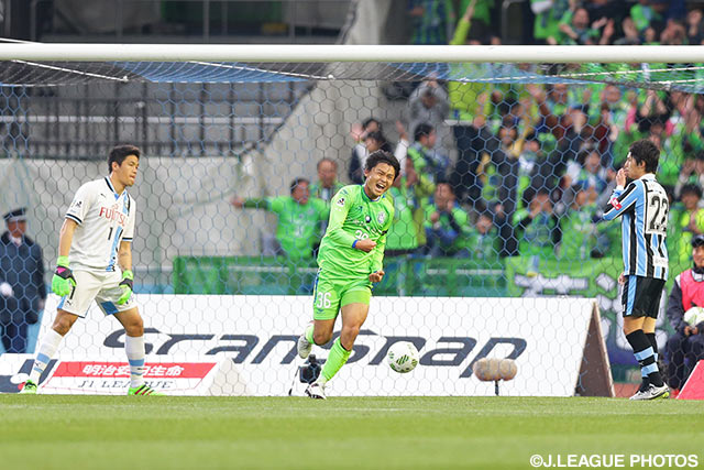 最後尾から駆け上がって4点目を押し込んだ岡本 拓也（湘南 36）【明治安田Ｊ１ 1st 第2節 川崎Ｆvs湘南】