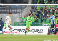 最後尾から駆け上がって4点目を押し込んだ岡本 拓也（湘南 36）【明治安田Ｊ１ 1st 第2節 川崎Ｆvs湘南】