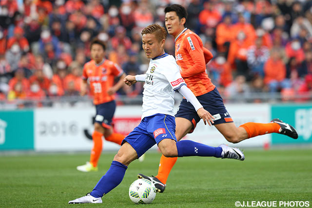 試合終盤にドリブル突破からシュートを放った山中 亮輔（柏）【明治安田Ｊ１ 1st 第2節 大宮vs柏】