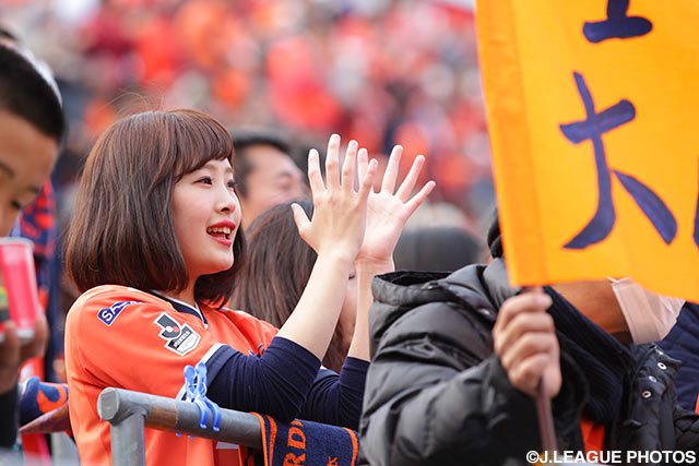 声援を送る大宮の女子サポーター【明治安田Ｊ１ 1st 第2節 大宮vs柏】