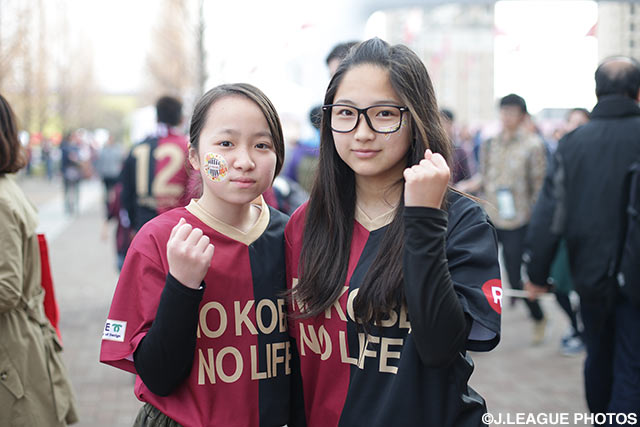 ガッツポーズをつくる神戸の女子サポーター【明治安田Ｊ１ 1st 第2節 神戸vs新潟】