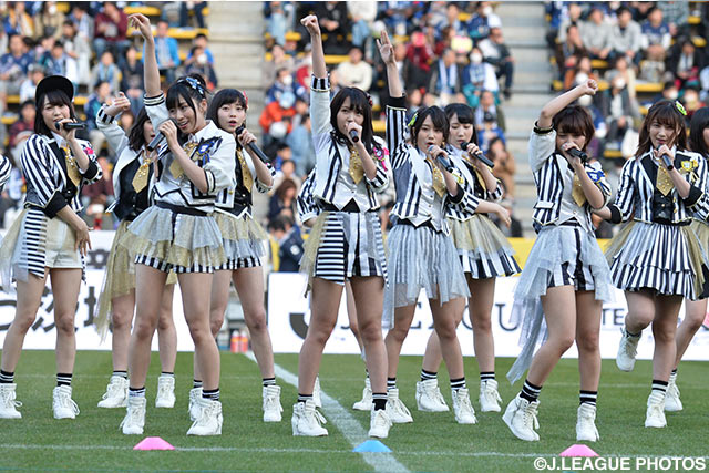 ピッチ上でパフォーマンスを披露するNMB48【明治安田Ｊ１ 1st 第2節 福岡vs横浜FM】