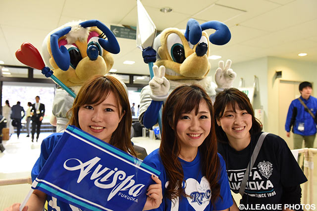マスコットと一緒にポーズをとる3人の女子サポーター【明治安田Ｊ１ 1st 第2節 福岡vs横浜FM】