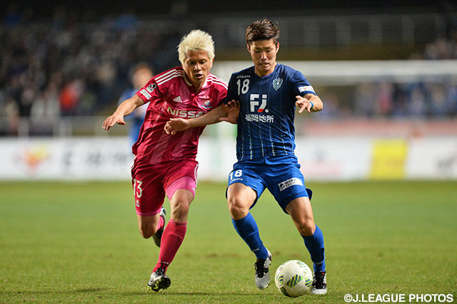 サイドで白熱の攻防を繰り広げた小林 祐三（横浜FM）と亀川 諒史（福岡）【明治安田Ｊ１ 1st 第2節 福岡vs横浜FM】
