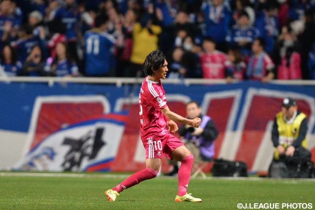 FKから芸術的な一撃を決め、同点とした中村 俊輔（横浜FM）【明治安田Ｊ１ 1st 第2節 福岡vs横浜FM】