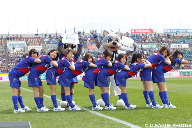ピッチでパフォーマンスを披露するヴァンフォーレクイーン【明治安田Ｊ１ 1st 第2節 甲府vsＧ大阪】