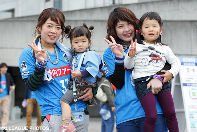 親子でにっこりピースサインをする讃岐のファン・サポーター【明治安田Ｊ２ 第2節 讃岐vs東京Ｖ】