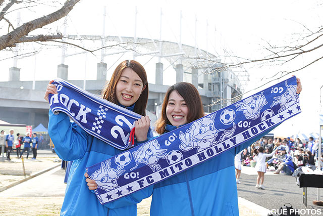 笑顔でタオルマフラーを掲げる水戸のファン・サポーター【明治安田Ｊ２ 第2節 水戸vsＣ大阪】
