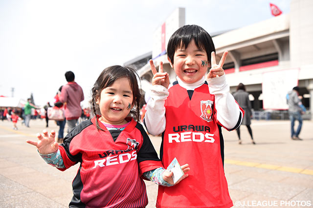 笑顔でポーズする浦和ちびっこサポーター【明治安田Ｊ１ 1st 第2節 浦和vs磐田】
