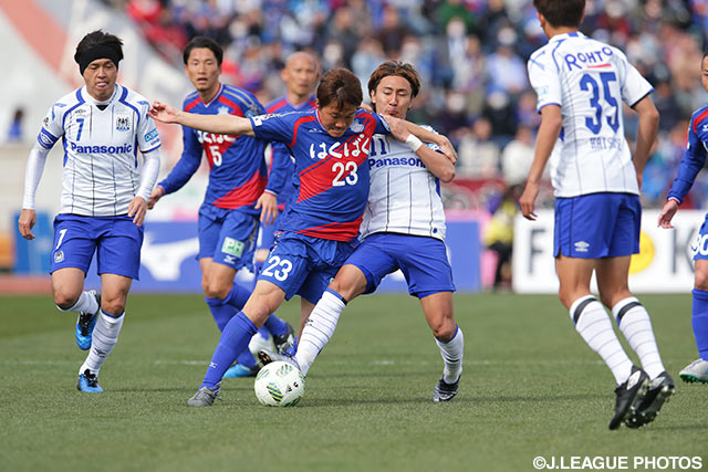 激しく競り合う稲垣 祥（甲府）と倉田 秋（Ｇ大阪）【明治安田Ｊ１ 1st 第2節 甲府vsＧ大阪】