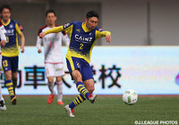 強烈なミドルシュートで追加点を挙げた舩津 徹也（群馬）【明治安田Ｊ２ 第2節 群馬vs金沢】