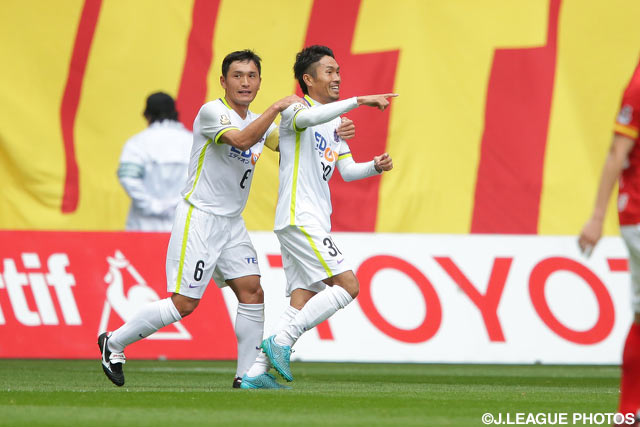 同点ゴールのきっかけとなるシュートを放った柴﨑 晃誠（広島 #30)【明治安田Ｊ１ 1st 第2節 名古屋vs広島】