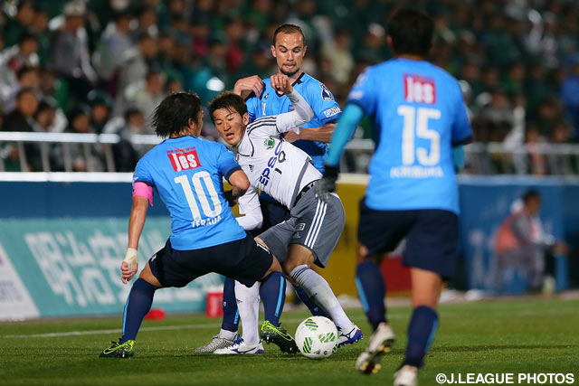 先制点を挙げた山本 大貴（松本）を厳しくマークする横浜FC守備陣【明治安田Ｊ２ 第2節 横浜FCvs松本】