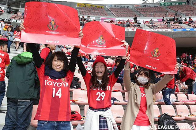 赤いパネルを掲げる名古屋のファン・サポーター【明治安田Ｊ１ 1st 第2節 名古屋vs広島】