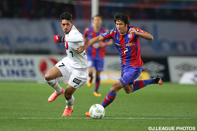 かつてのチームメイト、ペドロ ジュニオール（神戸）をマークする米本 拓司（FC東京）【明治安田Ｊ１ 1st 第3節 FC東京vs神戸】