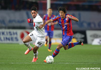 かつてのチームメイト、ペドロ ジュニオール（神戸）をマークする米本 拓司（FC東京）【明治安田Ｊ１ 1st 第3節 FC東京vs神戸】