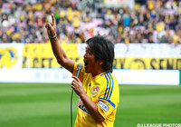試合前にパフォーマンスを行う松崎 しげるさん【明治安田Ｊ１ 1st 第3節 仙台vs鹿島】