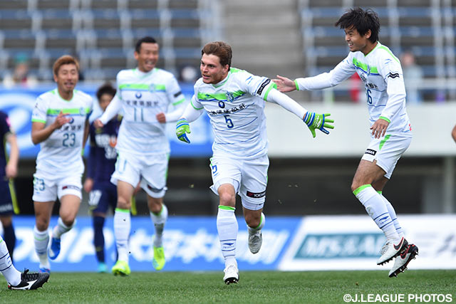 矢のような一撃で2試合連続得点となる先制点を挙げたパウリーニョ（湘南）【明治安田Ｊ１ 1st 第3節 広島vs湘南】