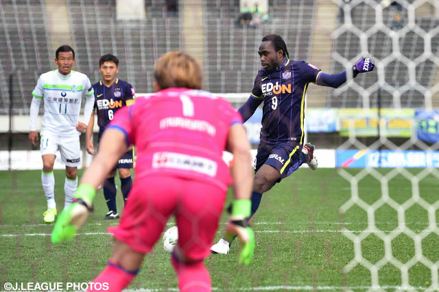 GKの逆を突く技ありのPKで同点としたピーター ウタカ（広島）【明治安田Ｊ１ 1st 第3節 広島vs湘南】