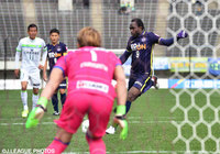 GKの逆を突く技ありのPKで同点としたピーター ウタカ（広島）【明治安田Ｊ１ 1st 第3節 広島vs湘南】