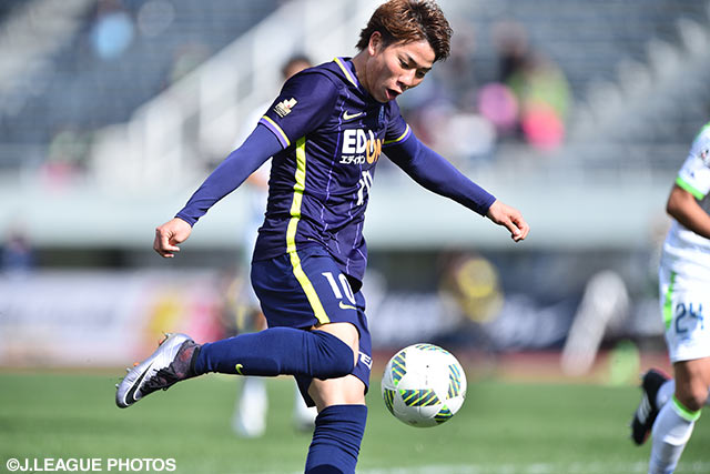 試合終了間際にオウンゴールを誘うシュートを放った浅野 拓磨（広島）【明治安田Ｊ１ 1st 第3節 広島vs湘南】